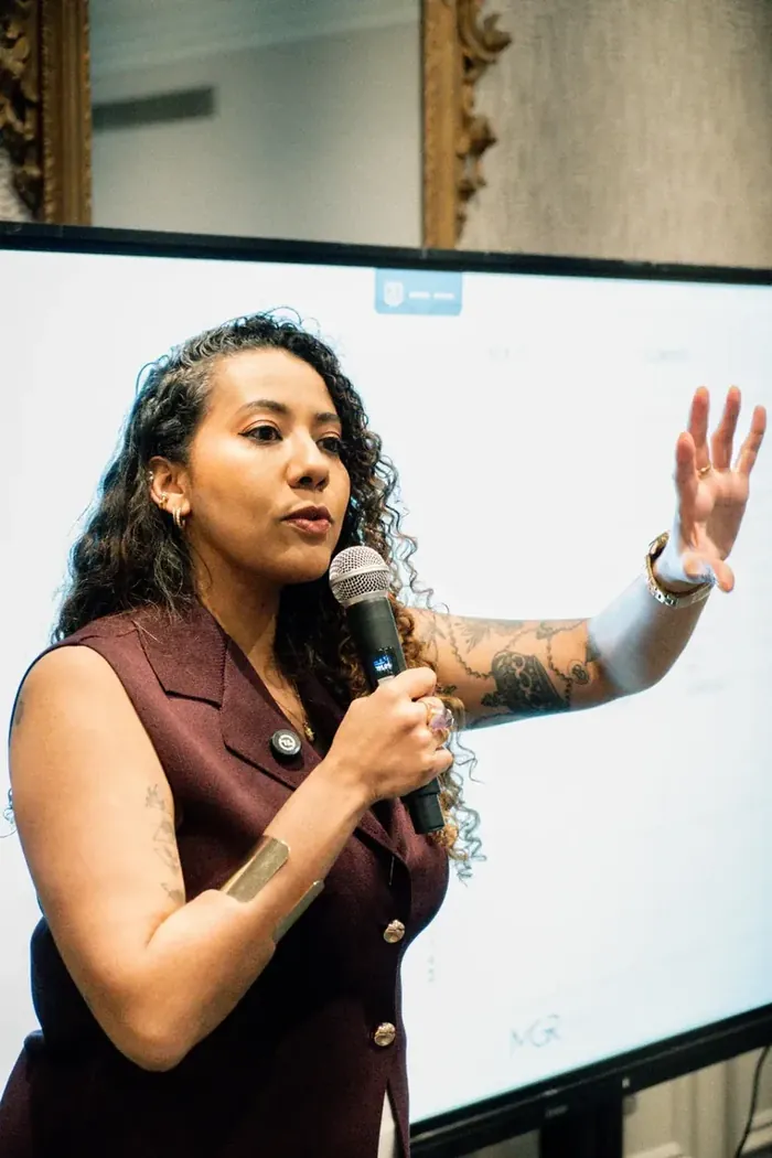 Marúbia Gavasso apresentando ao vivo